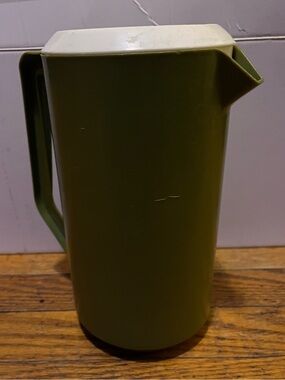 Vintage Rubbermaid avocado green pitcher 2 1/4 quart